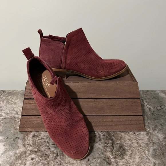 Toms Shoes - Gently worn - Toms distressed booties - size 5